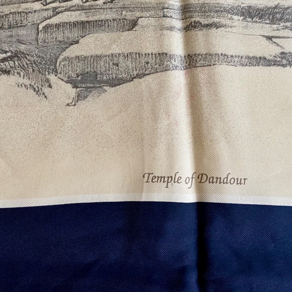 Metropolitan Museum of Art Silk Scarf - Made in Italy - Picture 4 of 6